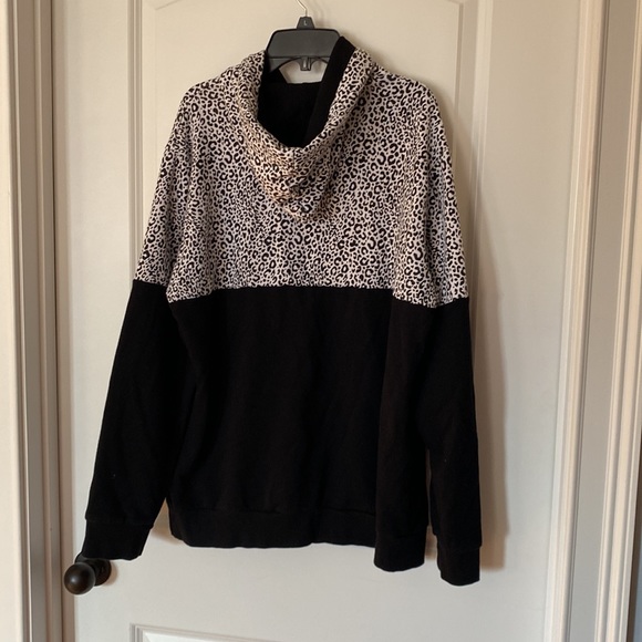 Black with white and black cheetah print pullover - Picture 2 of 4